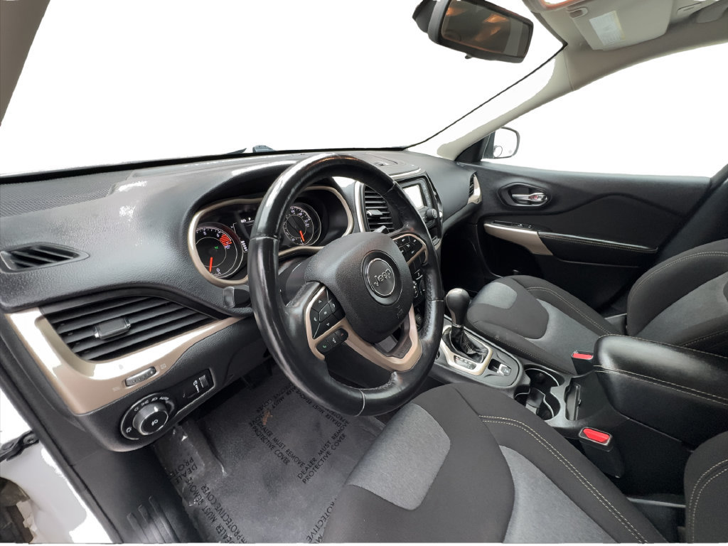 Used 2018 Jeep Cherokee Latitude w/ Altitude Package FWD image 18