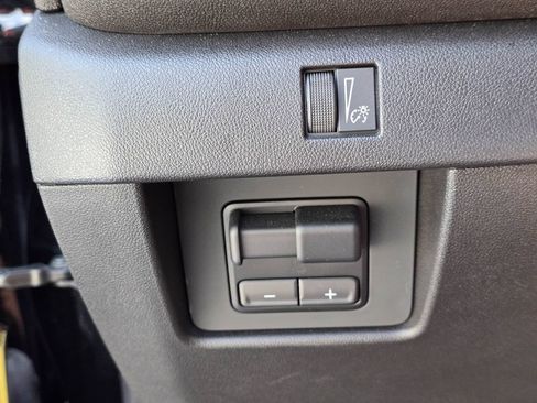 Used 2025 Chevrolet Colorado Trail Boss AWD/4WD image 24