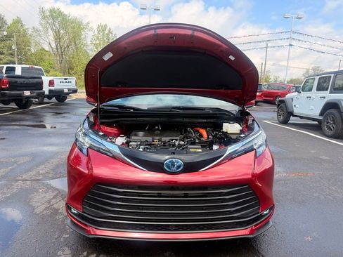 Used 2025 Toyota Sienna XLE w/ XLE Plus Package AWD/4WD image 57