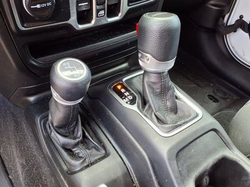 Used 2021 Jeep Gladiator Willys image 17