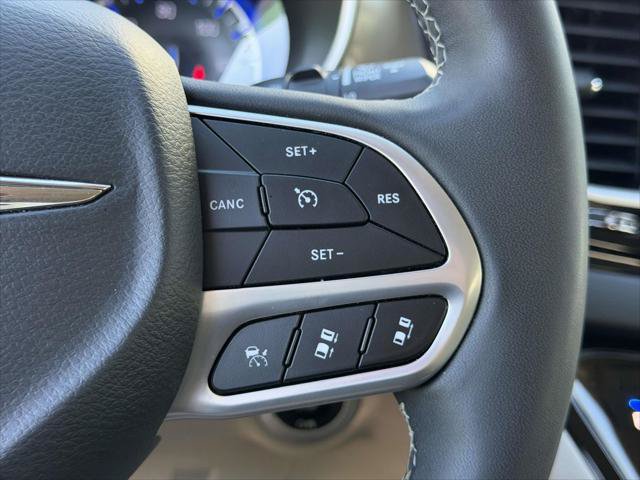 Used 2024 Chrysler Pacifica Touring-L FWD image 23