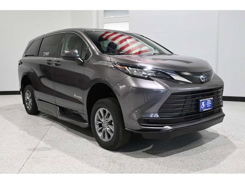 Used 2023 Toyota Sienna LE FWD image 3