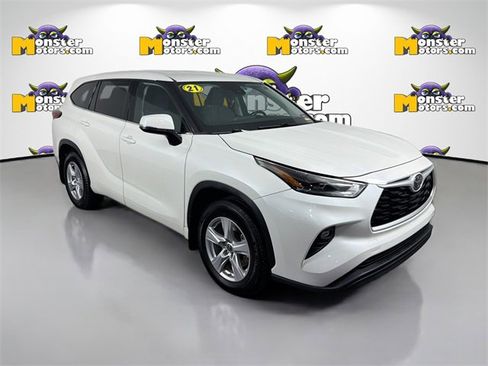 Used 2021 Toyota Highlander LE image 3