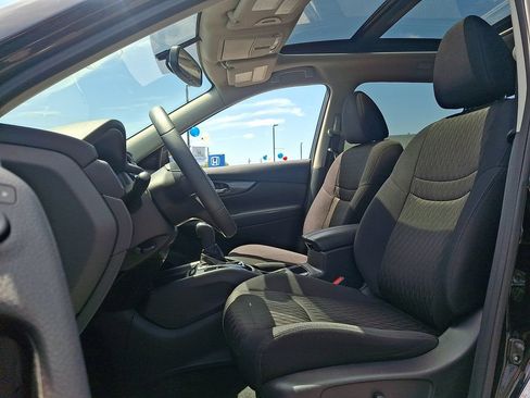 Used 2017 Nissan Rogue SV w/ Sun & Sound Touring Package AWD/4WD image 13