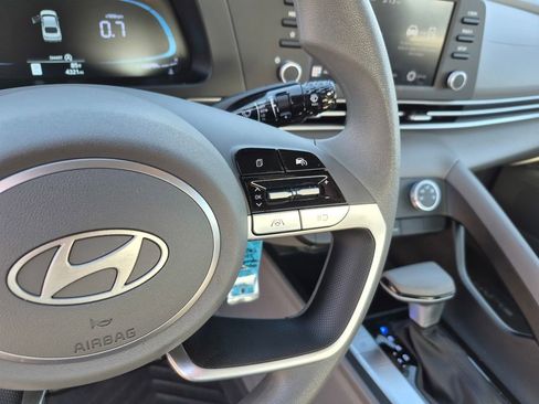 Used 2025 Hyundai Elantra SE image 13