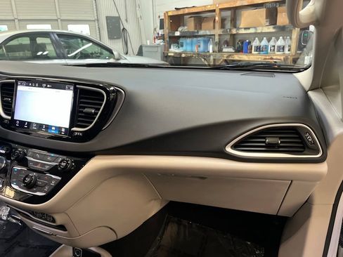 Used 2023 Chrysler Pacifica Touring-L FWD image 38
