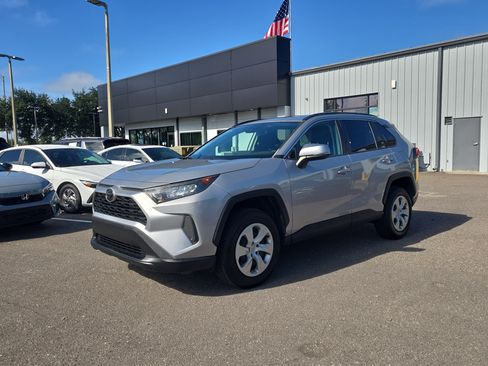 Used 2019 Toyota RAV4 LE FWD image 4