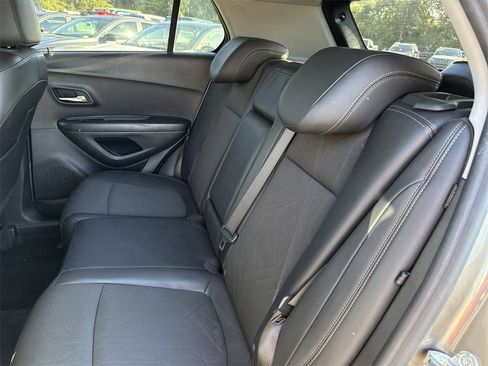 Used 2022 Chevrolet Trax LT w/ LT Convenience Package image 25