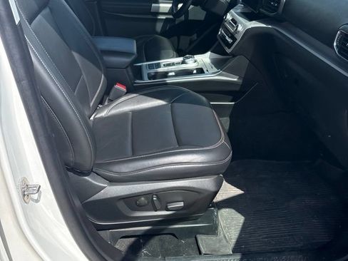 Used 2024 Ford Explorer XLT w/ Equipment Group 202A RWD image 19