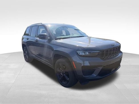 Used 2023 Jeep Grand Cherokee Altitude AWD/4WD image 5