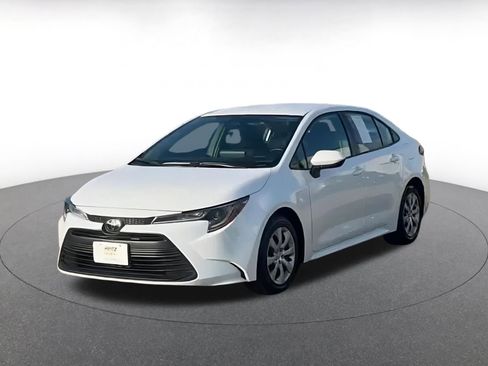 Used 2025 Toyota Corolla LE image 7