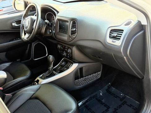 Used 2018 Jeep Compass Latitude w/ Popular Equipment Group AWD/4WD image 19