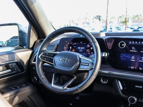 Used 2025 Chevrolet Suburban Z71 AWD/4WD image 17