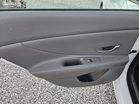 Used 2022 Hyundai Elantra SEL image 18