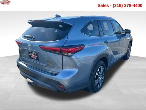 Used 2022 Toyota Highlander XLE AWD/4WD image 5
