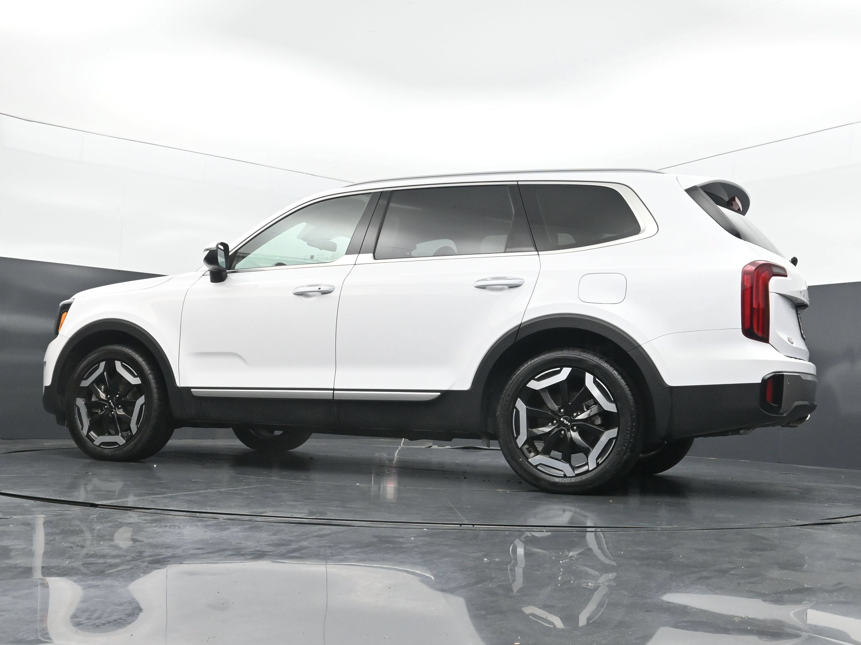 Used 2025 Kia Telluride S FWD image 37