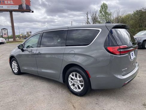 Used 2023 Chrysler Pacifica Touring-L image 5