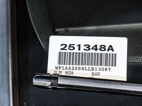 Certified 2020 Porsche Macan AWD/4WD image 27