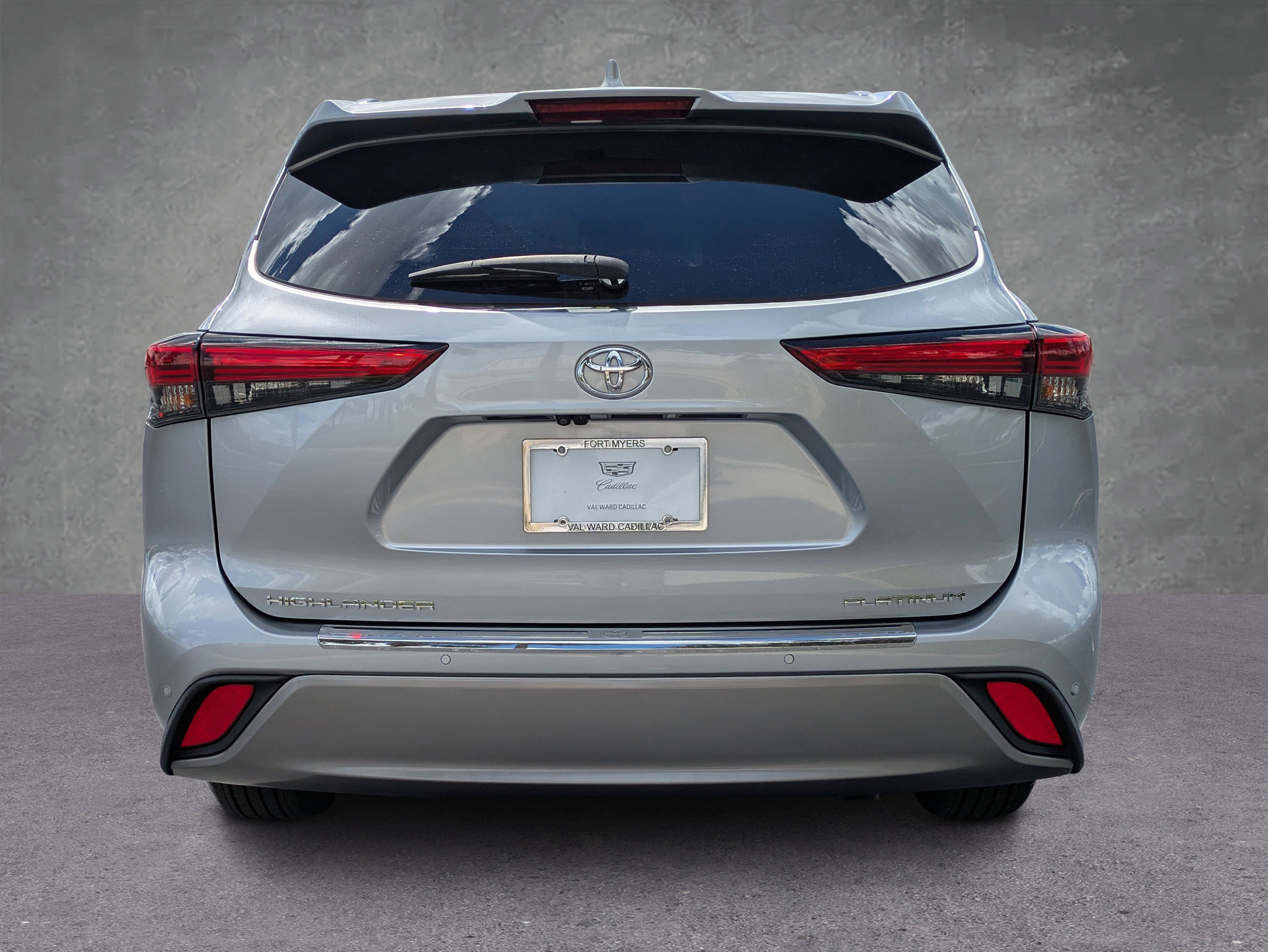 Used 2023 Toyota Highlander Platinum FWD image 3