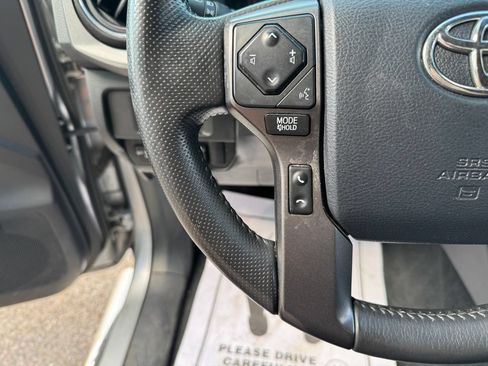Used 2017 Toyota Tacoma TRD Sport AWD/4WD image 11