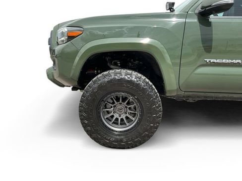Used 2021 Toyota Tacoma TRD Sport w/ TRD Premium Sport Package AWD/4WD image 21