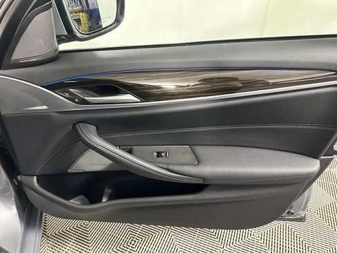 Used 2023 BMW 530e xDrive w/ Premium Package image 36