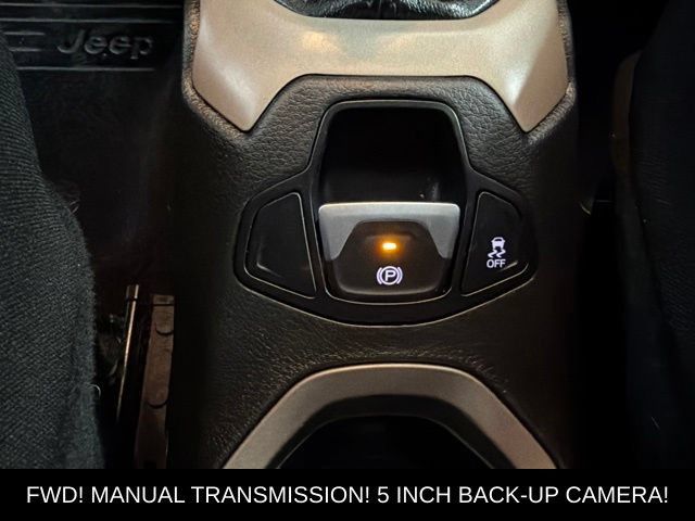 Used 2016 Jeep Renegade Latitude FWD image 21