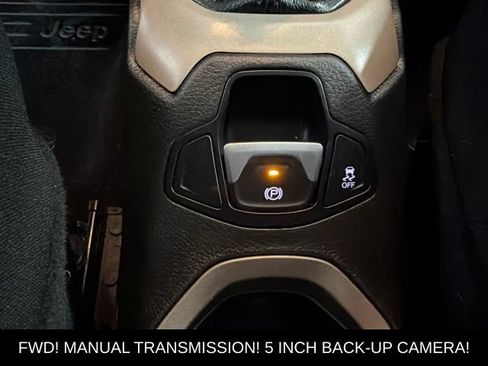 Used 2016 Jeep Renegade Latitude FWD image 21