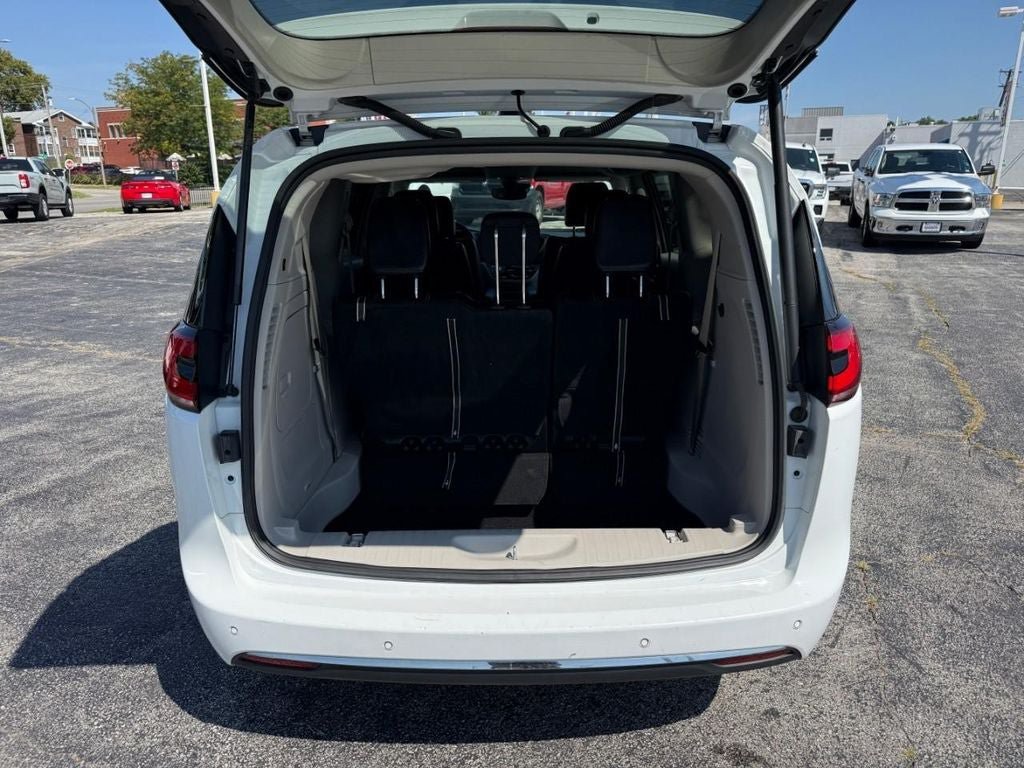 Used 2023 Chrysler Pacifica Touring-L FWD image 8