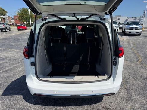 Used 2023 Chrysler Pacifica Touring-L FWD image 8