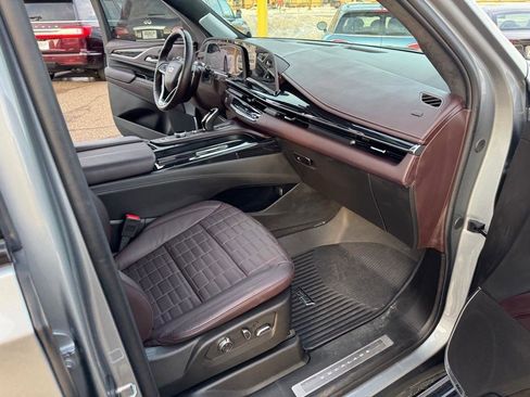 Used 2024 Cadillac Escalade V w/ LPO, ONYX Package image 33