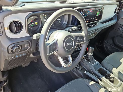 Used 2025 Jeep Wrangler Unlimited Sahara AWD/4WD image 16