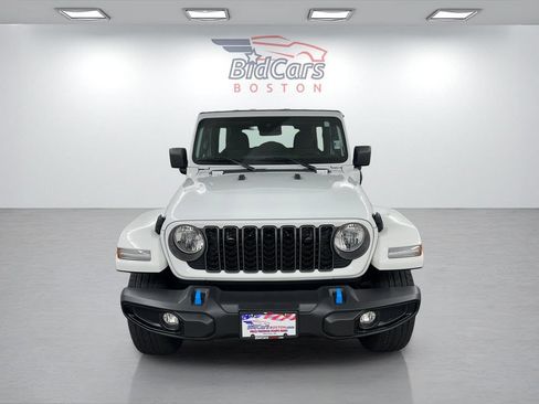 Used 2024 Jeep Wrangler Unlimited w/ Convenience Group AWD/4WD image 2
