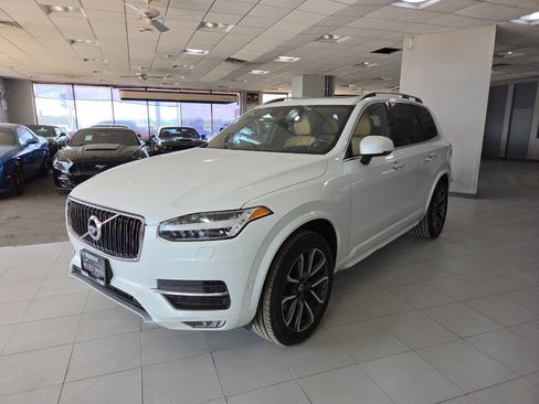 Used 2018 Volvo XC90 T6 Momentum w/ Convenience Package AWD/4WD image 3