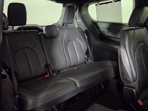 Used 2018 Chrysler Pacifica Touring-L Plus w/ S Appearance Package FWD image 34