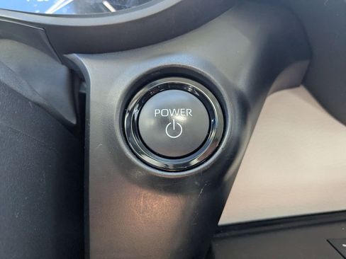 Used 2025 Toyota Sienna LE image 21