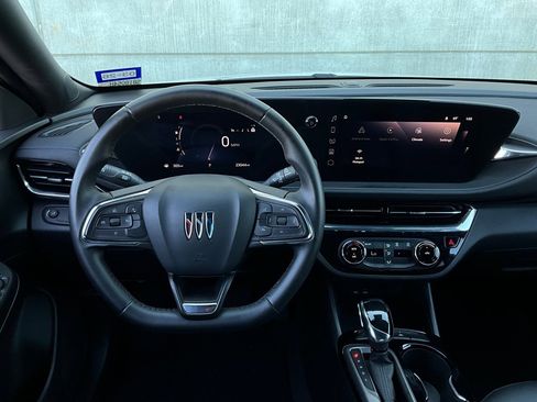 Used 2025 Buick Envista Sport Touring image 13