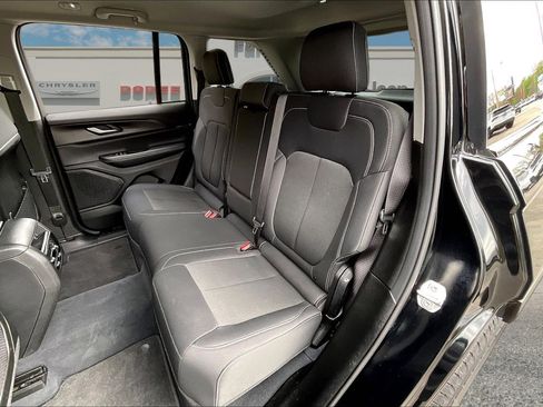 Used 2023 Jeep Grand Cherokee Laredo AWD/4WD image 22