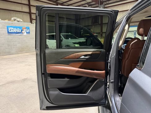 Used 2019 Cadillac Escalade ESV Premium Luxury RWD image 15