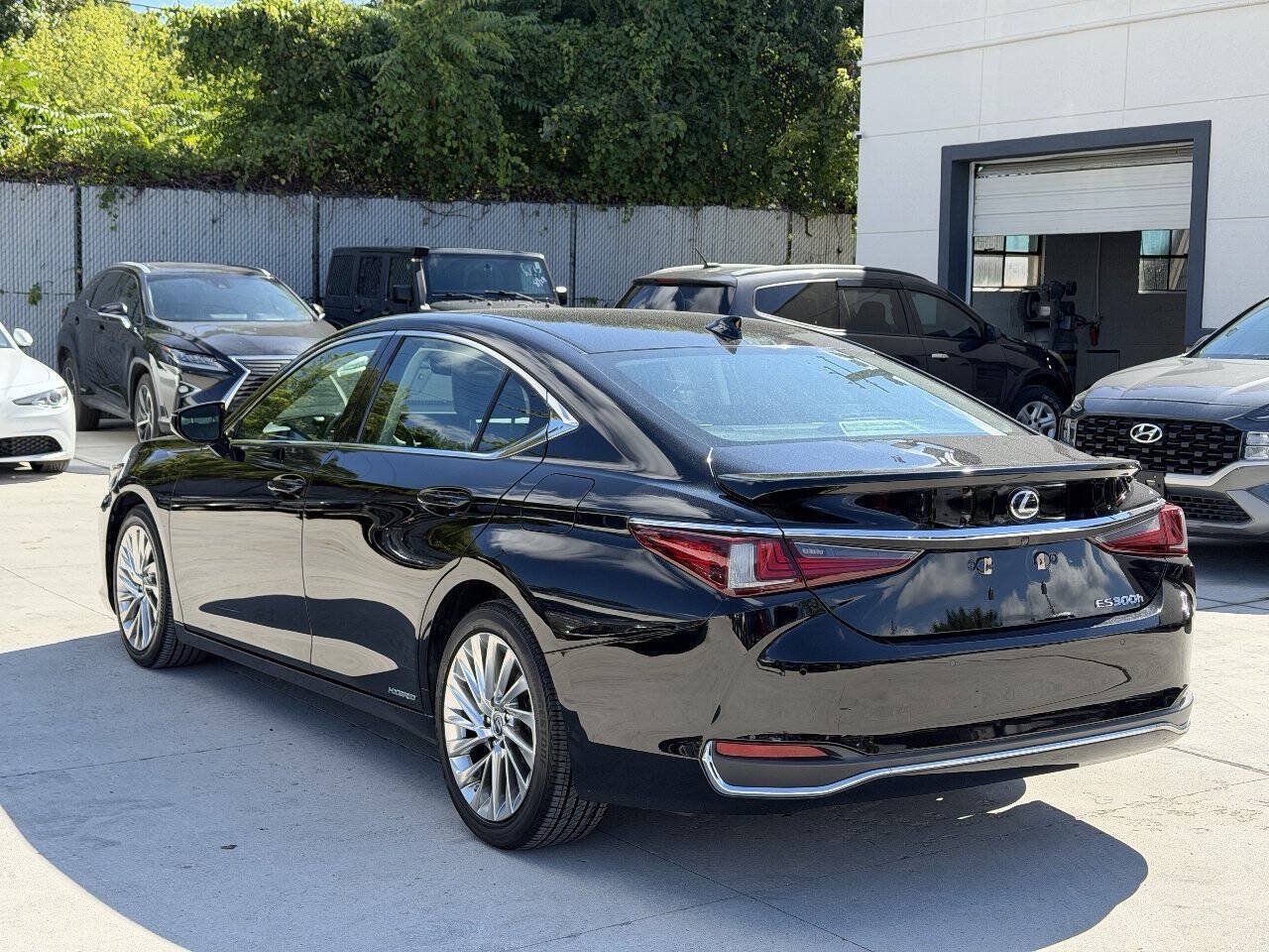 Used 2019 Lexus ES 300h w/ Accessory Package 2 FWD image 7
