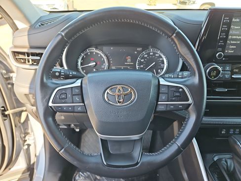 Used 2022 Toyota Highlander XLE FWD image 14