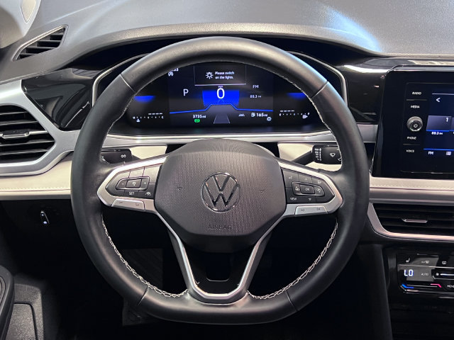 Certified 2025 Volkswagen Taos SE FWD image 19