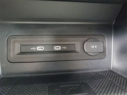 Certified 2023 Volkswagen Atlas Cross Sport SE image 21