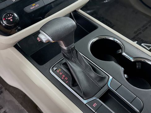 Used 2019 Kia Sedona LX image 20