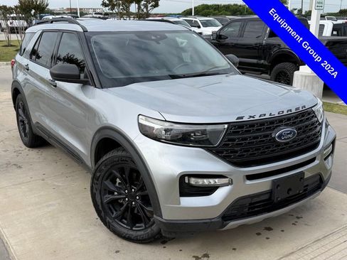 Used 2021 Ford Explorer XLT w/ Equipment Group 202A RWD image 4