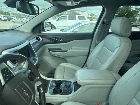 Used 2021 GMC Acadia SLT w/ Premium Package image 9