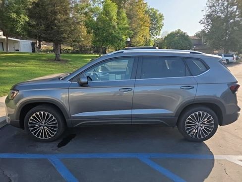Used 2025 Volkswagen Taos SE w/ Panoramic Sunroof Package FWD image 9