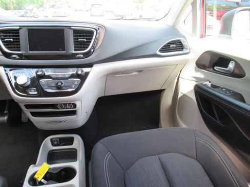 Certified 2022 Chrysler Voyager LX FWD image 14