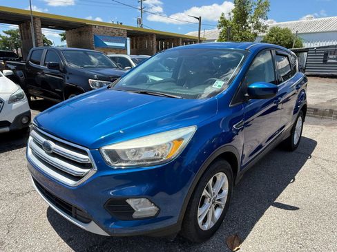 Used 2017 Ford Escape SE FWD image 2