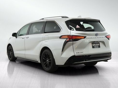 Used 2025 Toyota Sienna AWD image 3